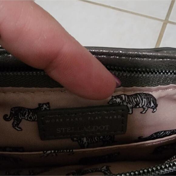 Stella & Dot Silver Metallic Black Clutch‎ 6.5 x 10 - Picture 4 of 9